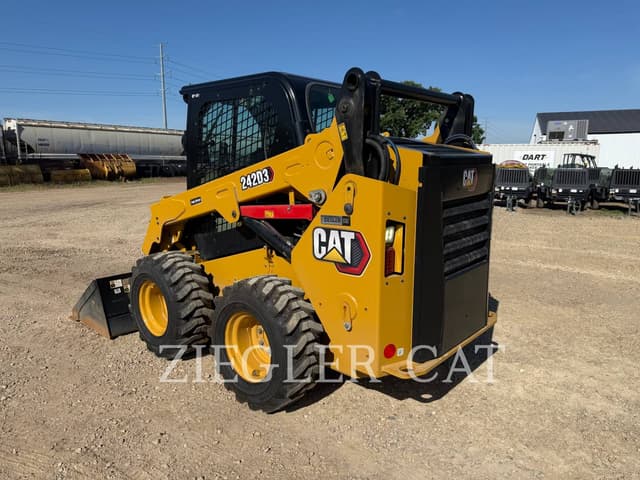 Image of Caterpillar 242D3 equipment image 3