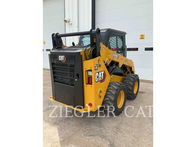 Image of Caterpillar 242D3 equipment image 2