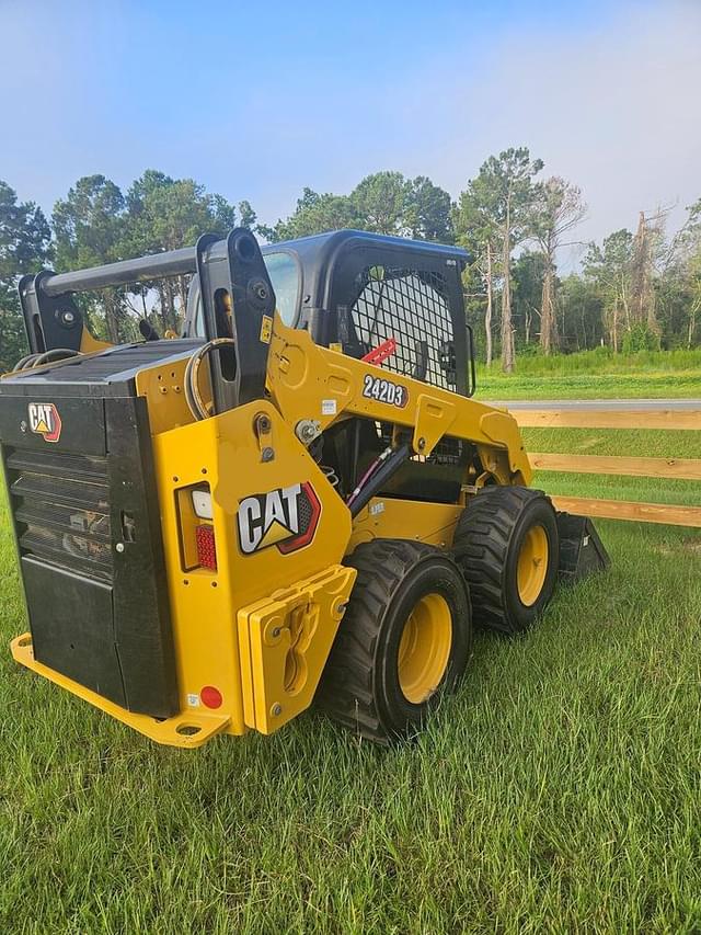 Image of Caterpillar 242D3 equipment image 2