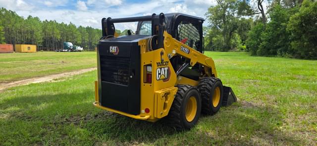 Image of Caterpillar 242D3 equipment image 2