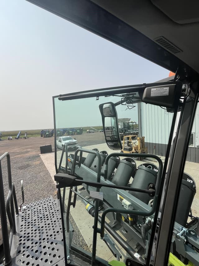 Image of CLAAS Lexion 8600 equipment image 4