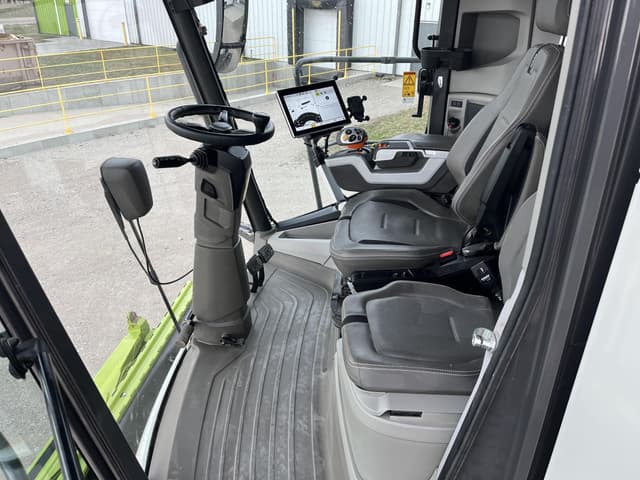 Image of CLAAS Lexion 8600 equipment image 1