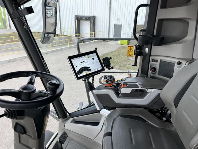 Image of CLAAS Lexion 8600 equipment image 3