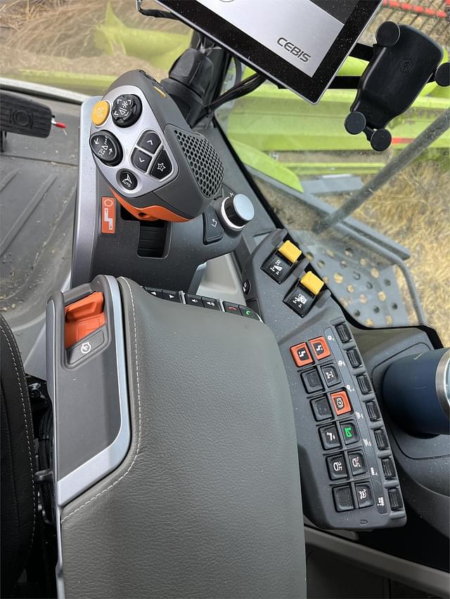 Image of CLAAS Lexion 8600TT equipment image 3