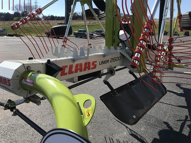 Image of CLAAS Liner 2600 equipment image 4