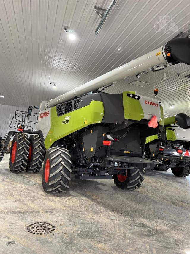 Image of CLAAS Trion 740 equipment image 3