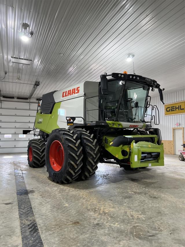 Image of CLAAS Trion 740 equipment image 1