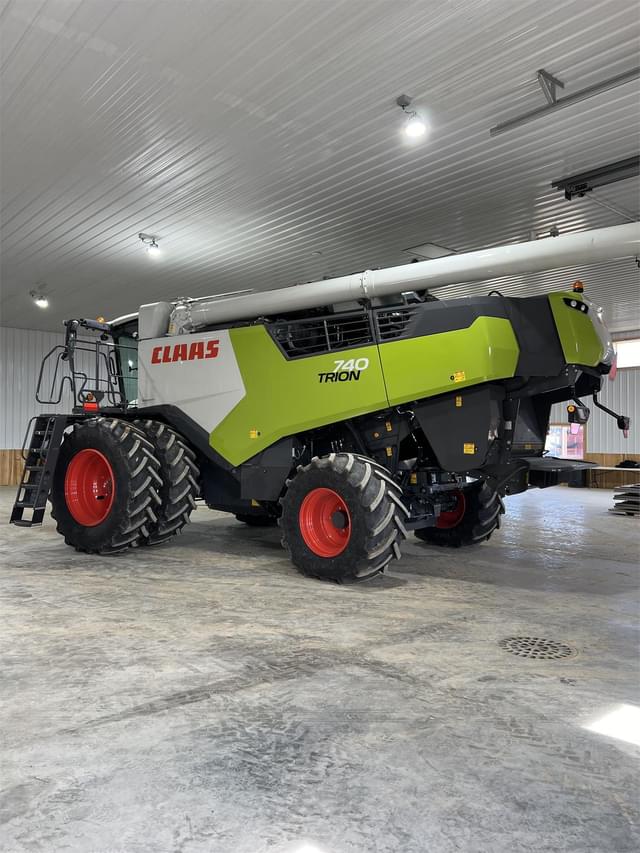 Image of CLAAS Trion 740 equipment image 4