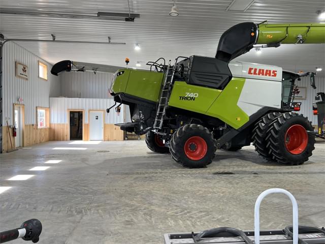 Image of CLAAS Trion 740 equipment image 2