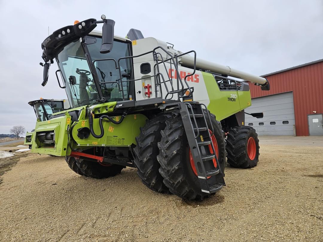 Image of CLAAS Trion 740 Primary image