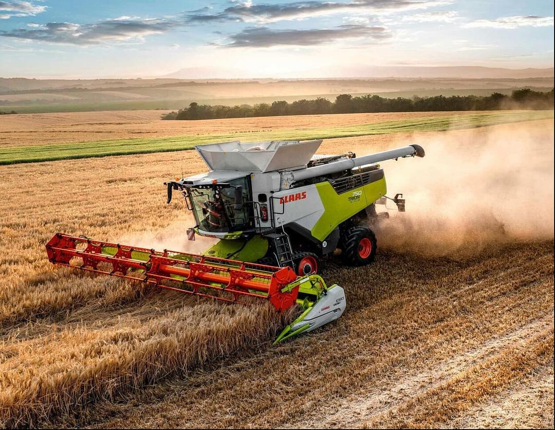 Image of CLAAS Trion 740TT Image 1