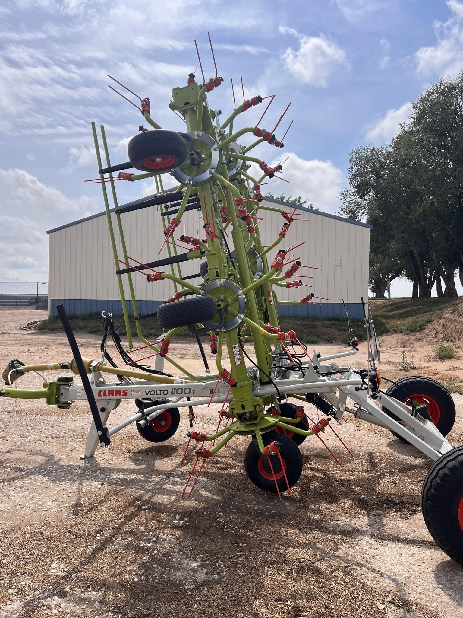 2024 CLAAS Volto 1100T Equipment Image0