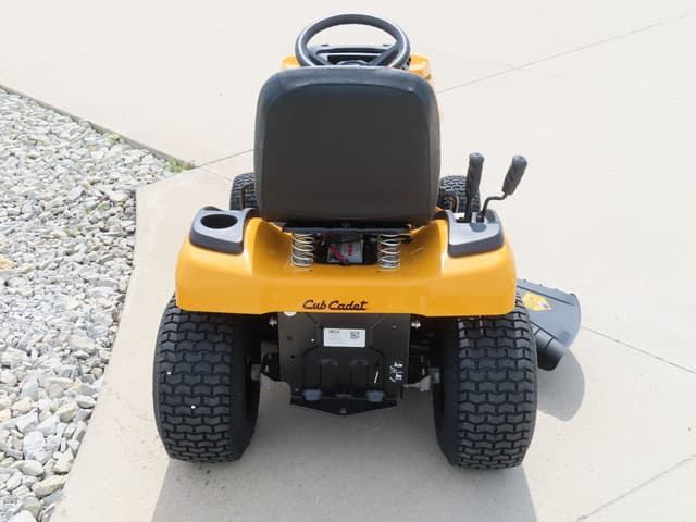 Image of Cub Cadet XT1 LT42 equipment image 4
