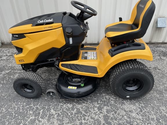 Image of Cub Cadet XT1 LT42 equipment image 2