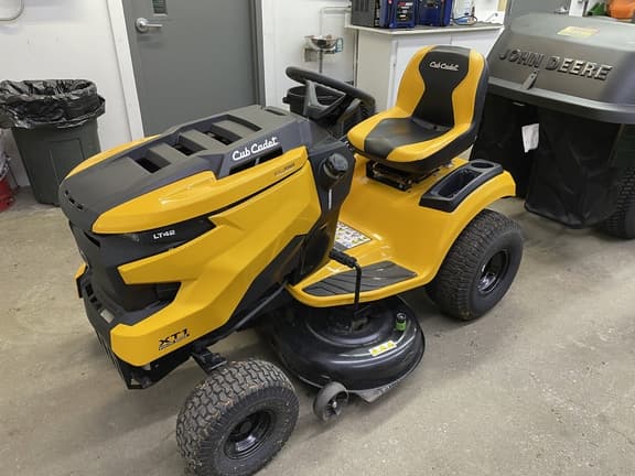 Image of Cub Cadet XT1 LT42 equipment image 3