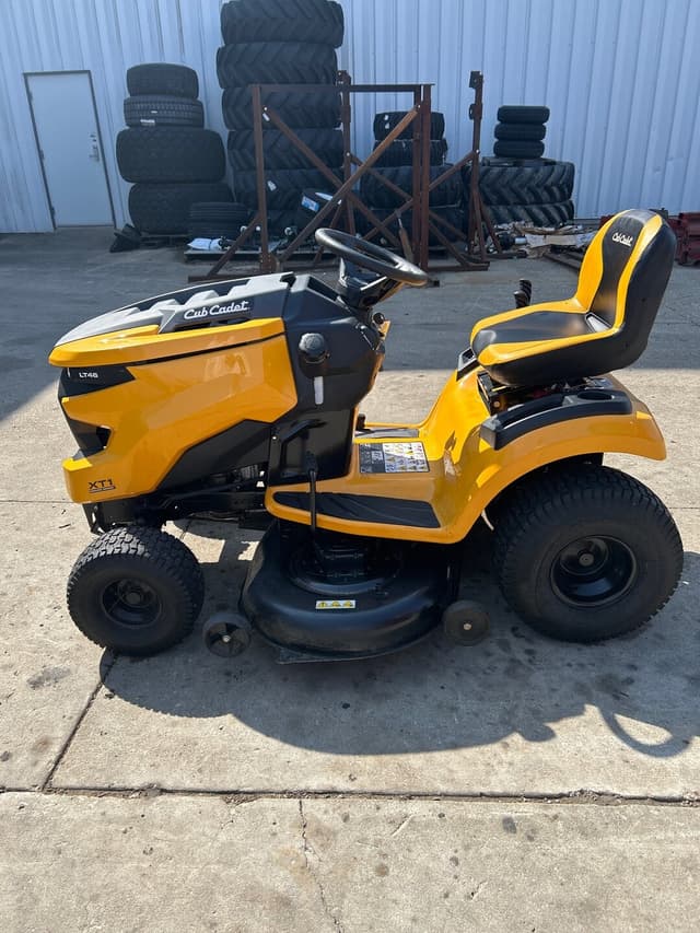 Image of Cub Cadet XT1 LT46 equipment image 3