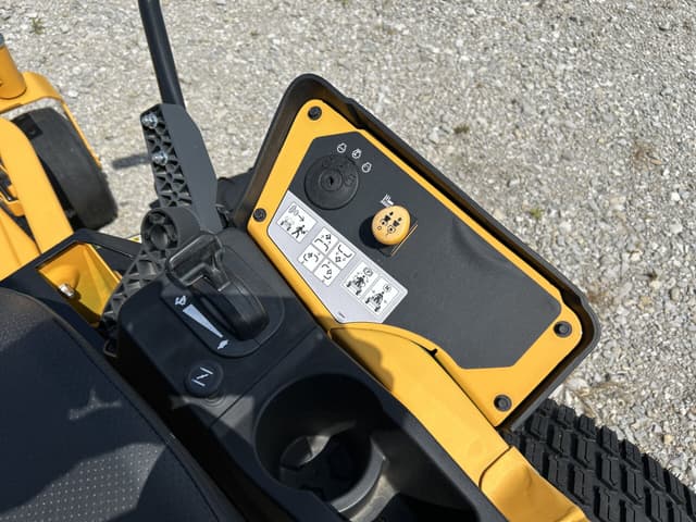 Image of Cub Cadet Ultima ZT1 equipment image 2