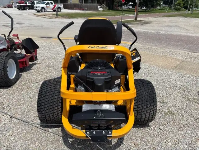 Image of Cub Cadet Ultima ZT2 equipment image 3