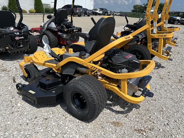 Image of Cub Cadet Ultima ZT2 equipment image 4