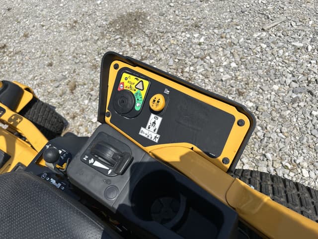 Image of Cub Cadet Ultima ZTS1 equipment image 2