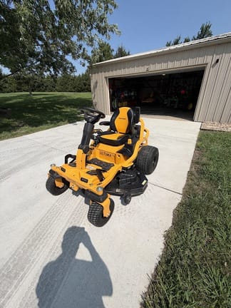 2024 Cub Cadet ZTS250 Equipment Image0