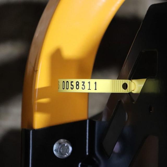 Image of Cub Cadet Ultima ZTS2 equipment image 4