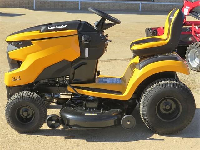 Image of Cub Cadet XT1 LT46 equipment image 3