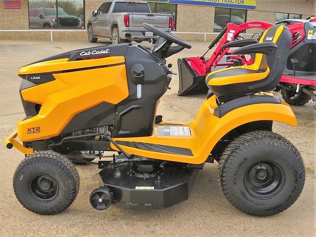 Image of Cub Cadet XT2 LX42 equipment image 3