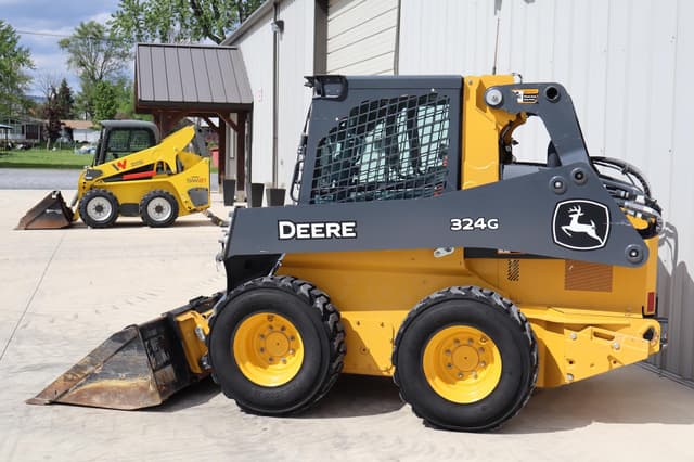 Image of John Deere 324G equipment image 4