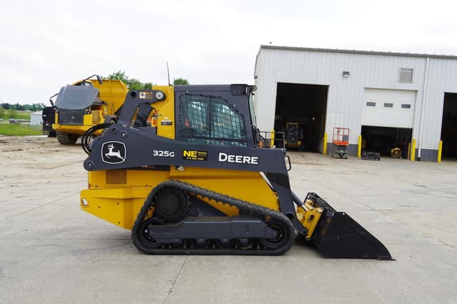 Image of John Deere 325G equipment image 4