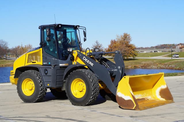 Image of John Deere 344P equipment image 4