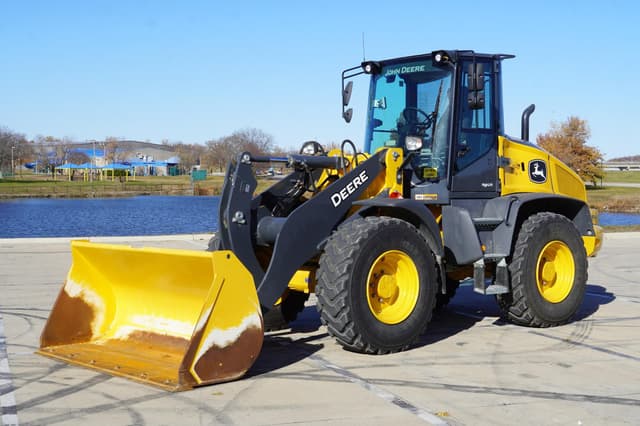 Image of John Deere 344P equipment image 2