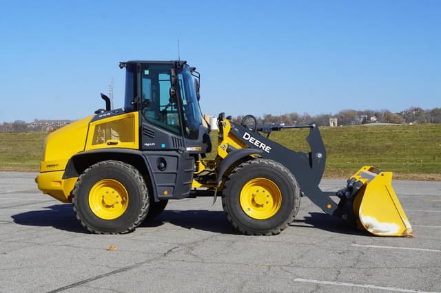 Image of John Deere 344P equipment image 4