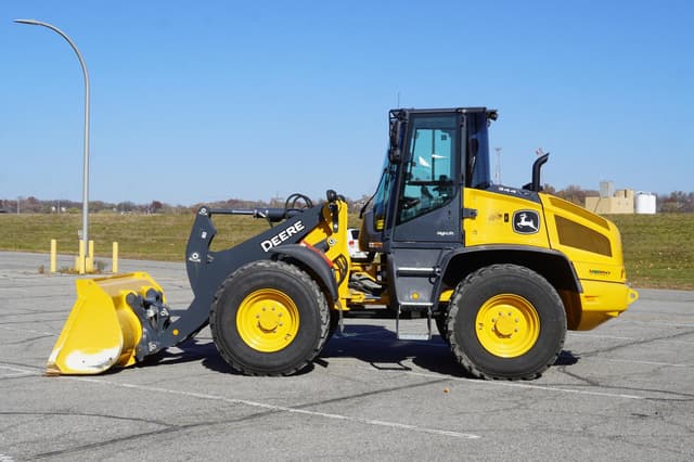 Image of John Deere 344P equipment image 1