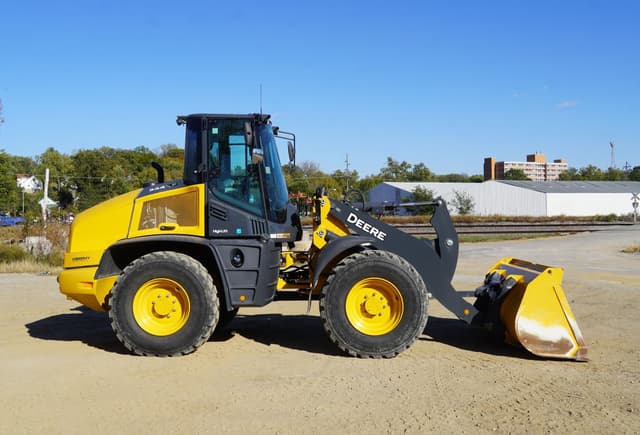 Image of John Deere 344P equipment image 4