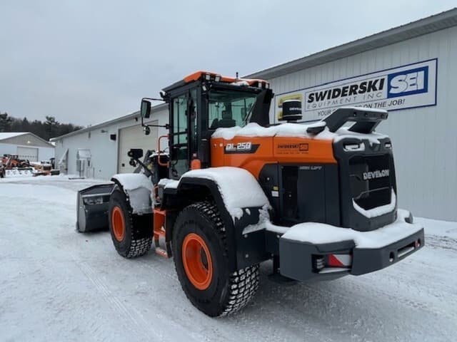 Image of Develon DL250-7 equipment image 2