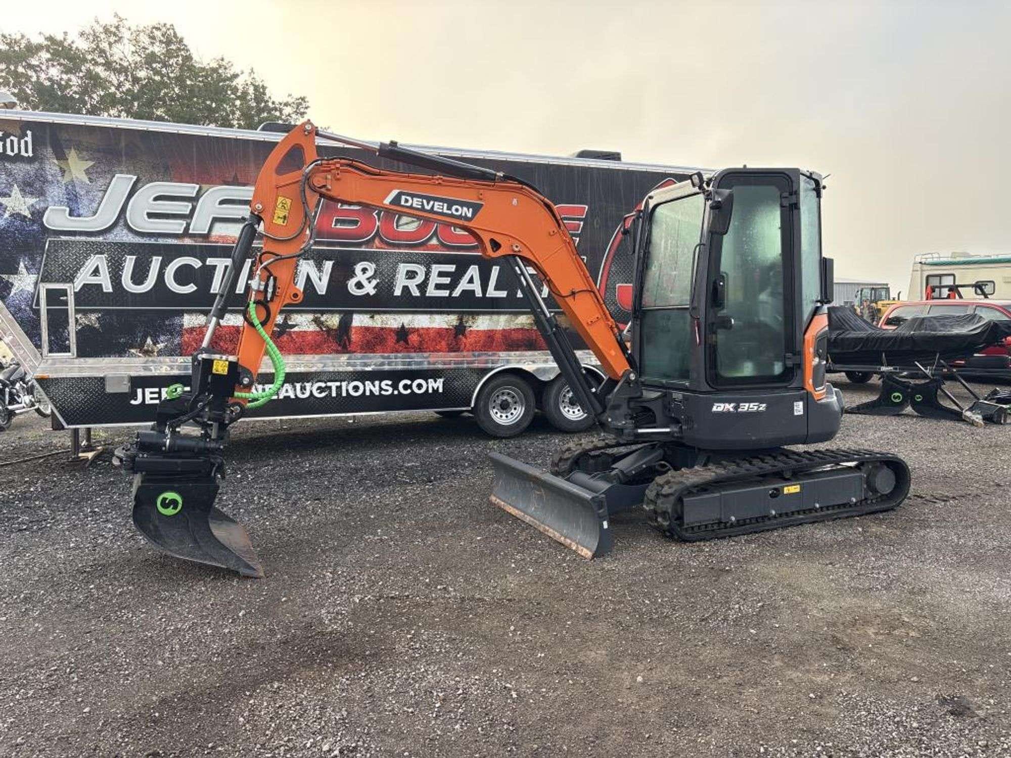 2024 Develon DX35Z-7 Equipment Image0