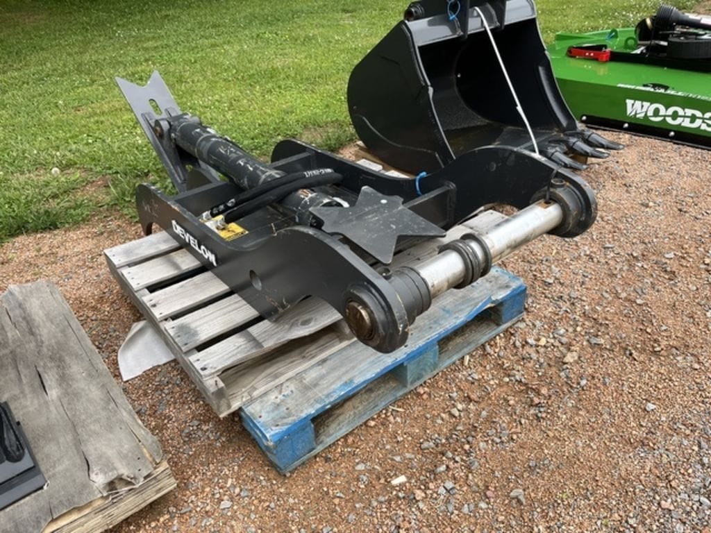 2024 Develon Hydraulic Thumb Equipment Image0