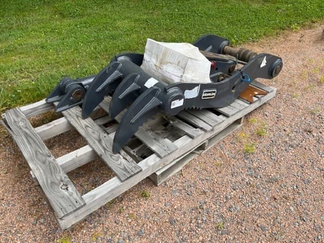 Image of Develon Hydraulic Thumb equipment image 3