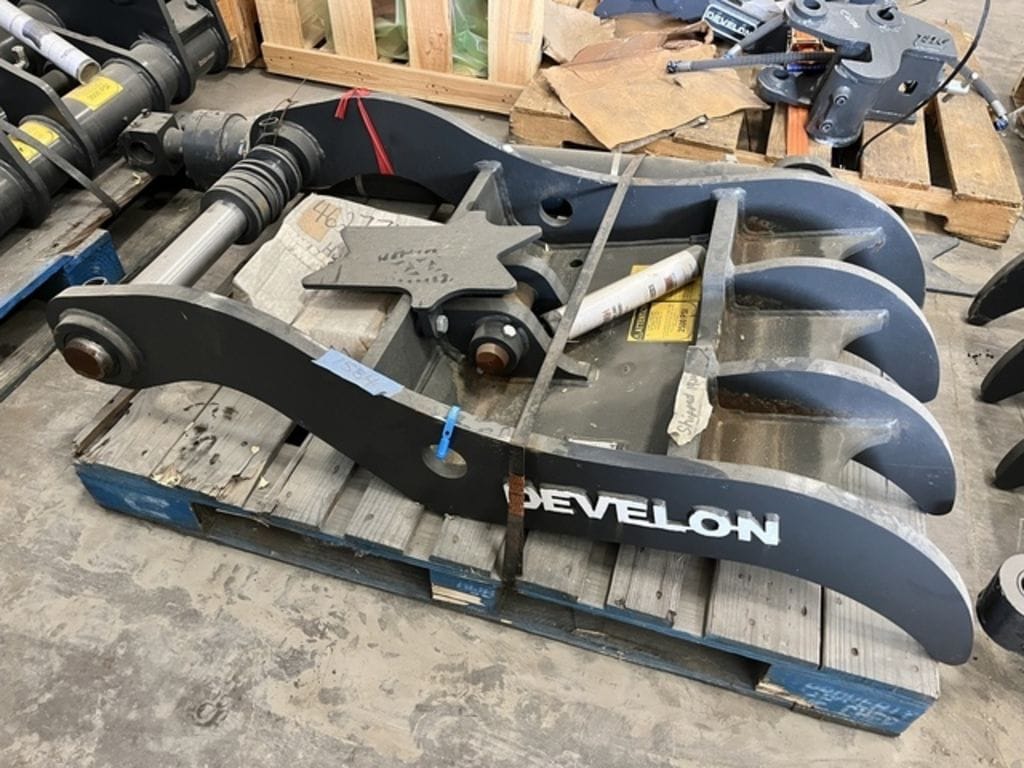2024 Develon Hydraulic Thumb Equipment Image0