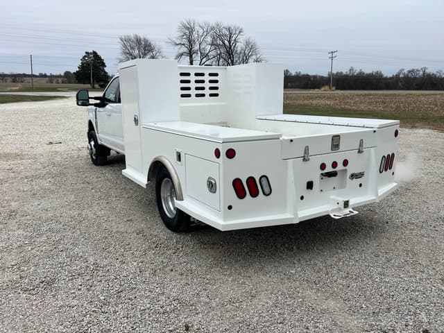 Image of Ford F-350 equipment image 4