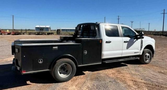 Image of Ford F-350 equipment image 2