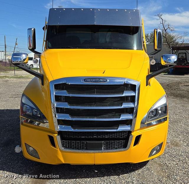 Image of Freightliner Cascadia 126 equipment image 1