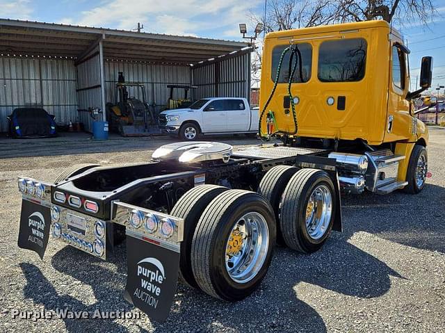 Image of Freightliner Cascadia 126 equipment image 4