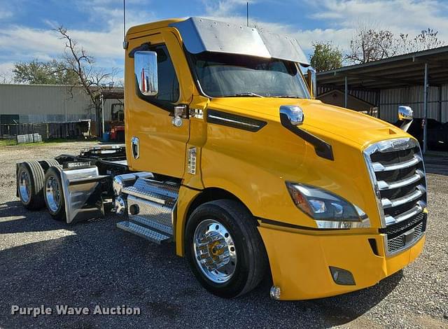 Image of Freightliner Cascadia 126 equipment image 2