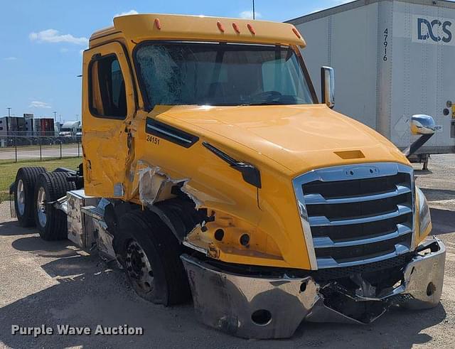 Image of Freightliner Cascadia 126 equipment image 2