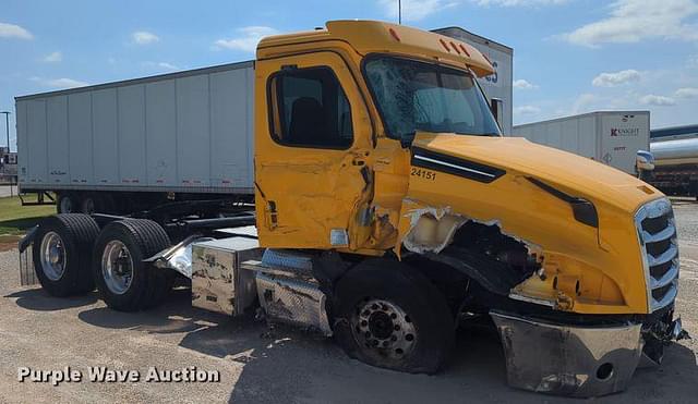 Image of Freightliner Cascadia 126 equipment image 3