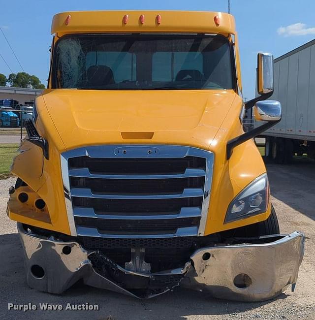 Image of Freightliner Cascadia 126 equipment image 1