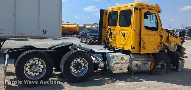 Image of Freightliner Cascadia 126 equipment image 4