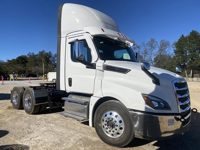 Image of Freightliner Cascadia equipment image 3